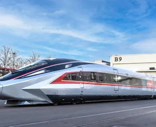 Nariz de 15 m e 453 km/h: China revela trem-bala mais rápido do mundo