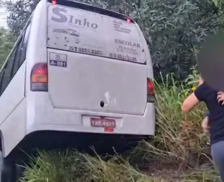 Ônibus que transportava estudantes cai em barranco de rodovia na Bahia