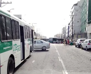 Ônibus são invadidos e atravessados em duas grandes vias de Salvador