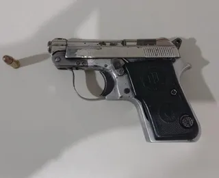 PM apreende pistola durante festa paredão em Camaçari
