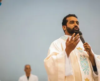 Padre é denunciado por abuso sexual durante oração na igreja