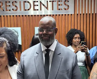 Péricles é consagrado Cidadão Baiano e anuncia mudança para o estado