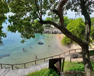 Praia famosa de Salvador vive polêmica por comércio desordenado