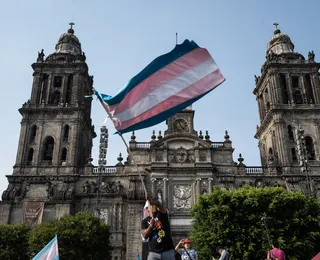 Projeto que veda cartazes de crianças trans avança na Câmara