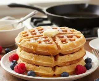 Pronto em 8 minutos: aprenda fazer waffle de hotel na frigideira