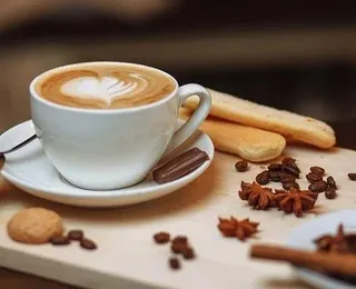 Receita de cappuccino caseiro com poucos ingredientes é sucesso