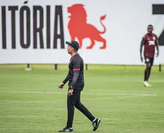 Respiro no Z-4? Vitória recebe Corinthians com Barradão lotado