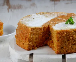 Sem açúcar e farinha: veja bolo de cenoura que fica pronto em 35 minutos