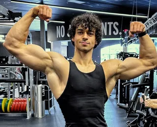 Sem camisa, filho de Xanddy e Carla Perez exibe dieta para campeonato