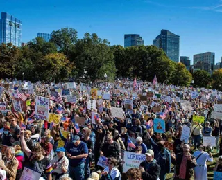 ‘Sem reis’: multidões tomam as ruas dos EUA em protestos contra Trump
