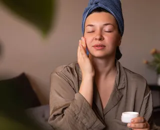 Skincare demais pode fazer mal: dermatologistas explicam o porquê