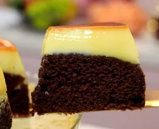 Sobremesa 2 em 1: bolo pudim de chocolate sai do forno cremoso e irresistível