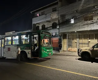 Suspeitos tomam chave de ônibus e atravessam coletivo na Via Regional