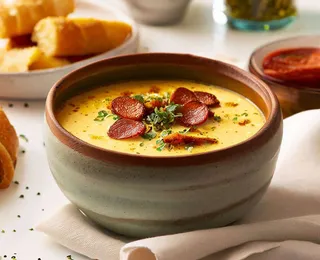 Tá frio aí? Essa receita fácil de caldo de mandioca vai aquecer seu dia
