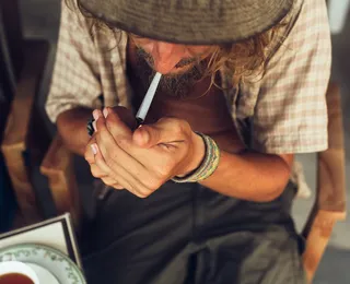 Usuários de drogas começam a ser multados ao fumar em local público