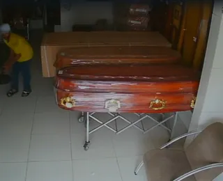 VÍDEO: Homem é flagrado furtando ventilador de funerária em Salvador