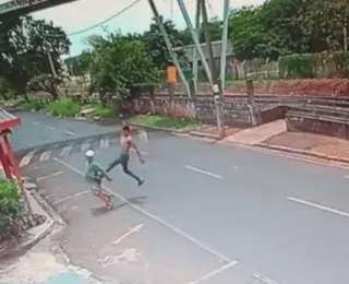 VÍDEO: Idoso é agredido com voadora durante roubo de celular