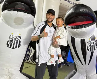 VÍDEO: filha de Neymar é atingida por bola na cabeça e chora