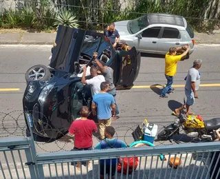 VÍDEO: idosa fica ferida após carro capotar no bairro do Costa Azul