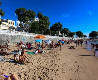 Vendedor de acarajé é agredido com barra de ferro na praia da Barra