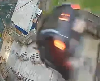 Vídeo: Motorista perde o controle e carro despenca em escadaria