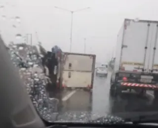 Vídeo: caminhão tomba e causa interdição parcial na BR-324