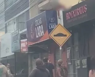 Vídeo: homem é flagrado em telhado de loja ao tentar fugir após roubo
