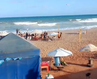 Vídeo: jovem desaparece após entrar na praia de Armação