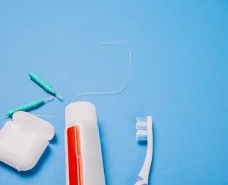 Você sabe usar o fio dental do jeito certo? 4 erros e como evitá-los