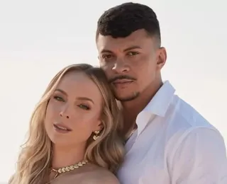 Voltaram? Cocielo e Tata Estaniecki trocam beijo em festa após término