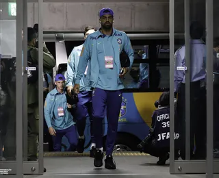 Zagueiro pede paciência após erros na Seleção: "Não sejam covardes"