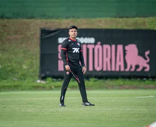 Zagueiro treina e vira opção no Vitória; volante e lateral seguem fora
