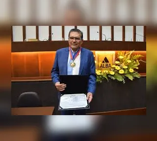 Comenda 2 de Julho para procurador Paulo Carvalho - Imagem