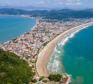 Destino paradisíaco com 39 praias começa a cobrar taxa para turistas - Imagem