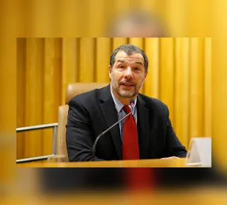 Entre portas giratórias e o homem que escolher crescer - Imagem