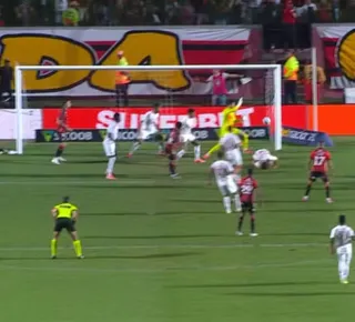 Entrou ou não? Bola na rede de Erick não termina em gol do Vitória - Imagem