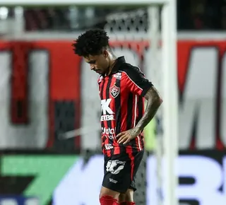 Matheuzinho se pronuncia após sair sentindo o joelho contra o Cruzeiro - Imagem
