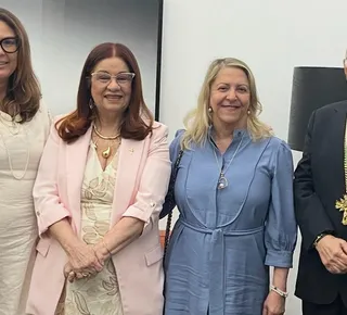 Reconhecimento: Lícia Fragoso recebe Medalha Maria Quitéria - Imagem