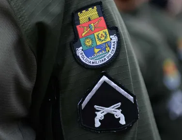 Após atentado contra colega por ciúmes, John Lennon é expulso da PM - Imagem