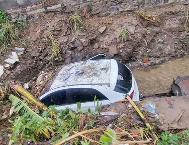 Carro é arrastado por enxurrada e cai em córrego; motorista foi salvo - Imagem