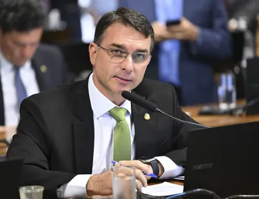 Duas medidas? Flávio Bolsonaro poderia mudar de ideia sobre anistia - Imagem