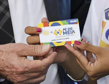 Governo quer mudanças no Pé-de-Meia para evitar corte em ano eleitoral - Imagem