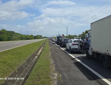 Protesto por instalação de UPA em Barra de Pojuca interdita BA-099 - Imagem