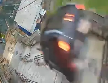 Vídeo: Motorista perde o controle e carro despenca em escadaria - Imagem