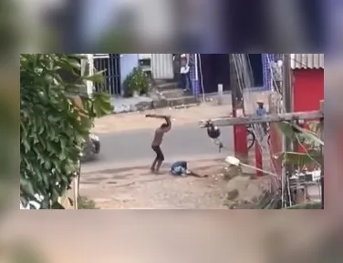 Vídeo: homem é brutalmente espancado com barra de madeira na rua - Imagem