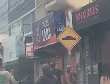 Vídeo: homem é flagrado em telhado de loja ao tentar fugir após roubo - Imagem