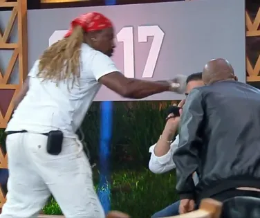 A Fazenda 17: participante é expulso ao vivo após dar soco em colega - Imagem