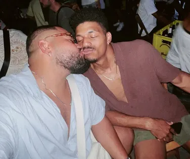 Cantor baiano é surpreendido com pedido de casamento em show - Imagem