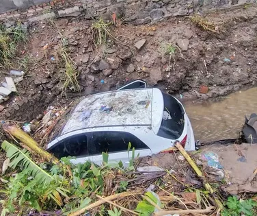 Carro é arrastado por enxurrada e cai em córrego; motorista foi salvo - Imagem