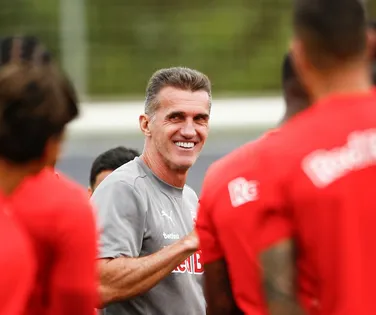 Clube da Série A renasce sob comando de ex-Vitória e atinge feito raro - Imagem